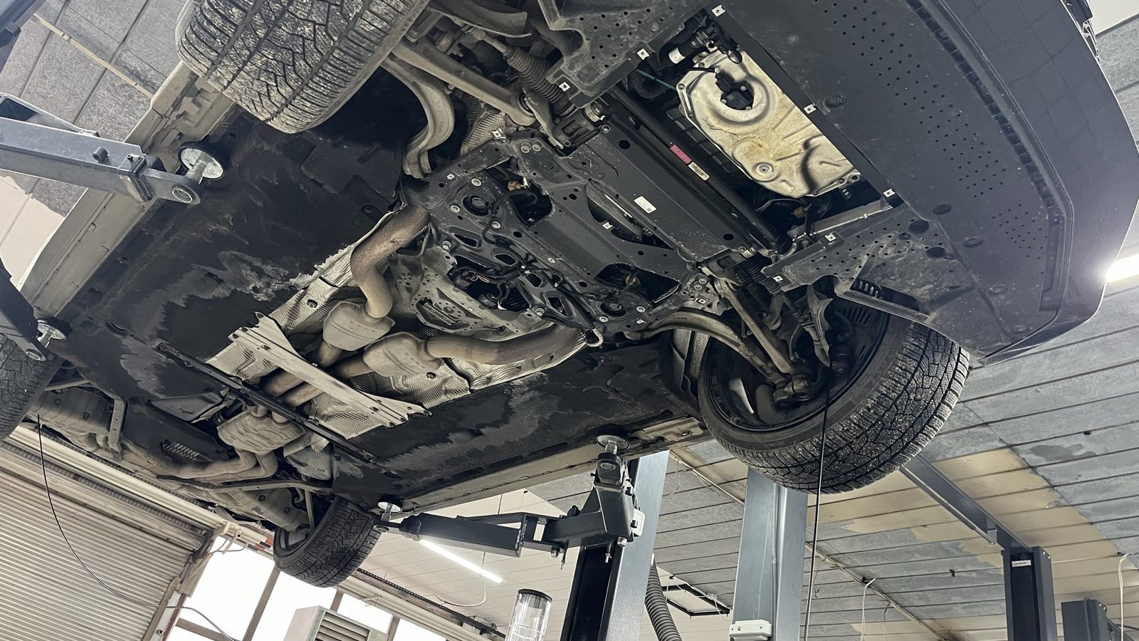 Преглед на колата отдолу след дълъг престой в Das Auto Service