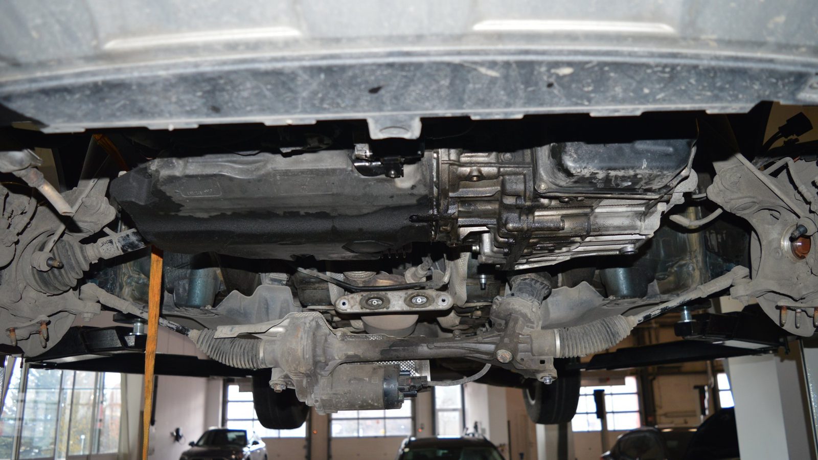 Преглед на автомобила отдолу на подемника в Das Auto Service